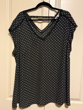 Halogen Polka Dot V-Neck Women’s Top - Black/White